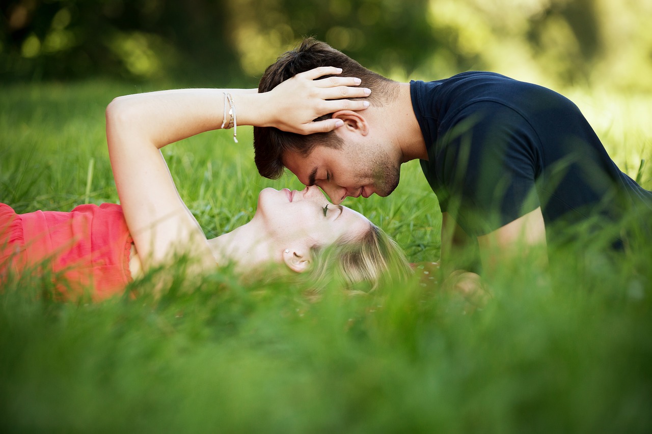 Partnerské vztahy - zamilovaný muž a žena, jak být šťastná v partnerském vztahu?